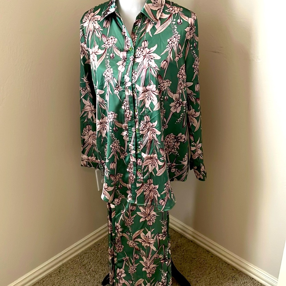 Beautiful silky feel 2 piece pant and shirt.
